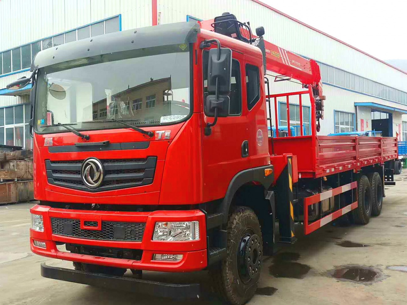 东风随车吊平板车直销，专业生产汽车零配件